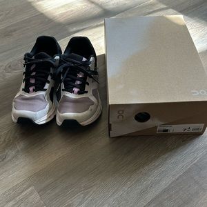 Cloudrunner On Women Sneakers size 7